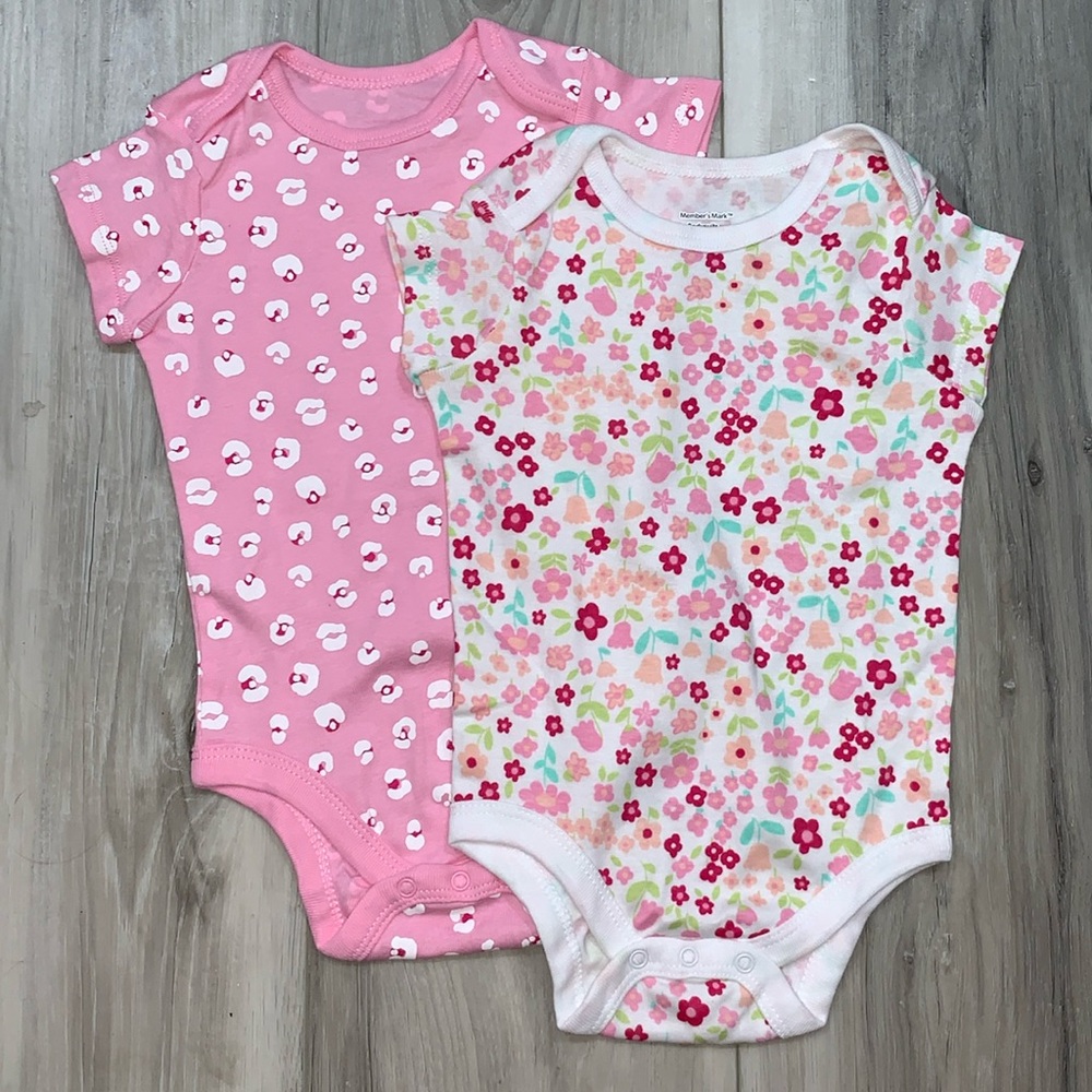 1️⃣ 6 months baby onesies. New!
